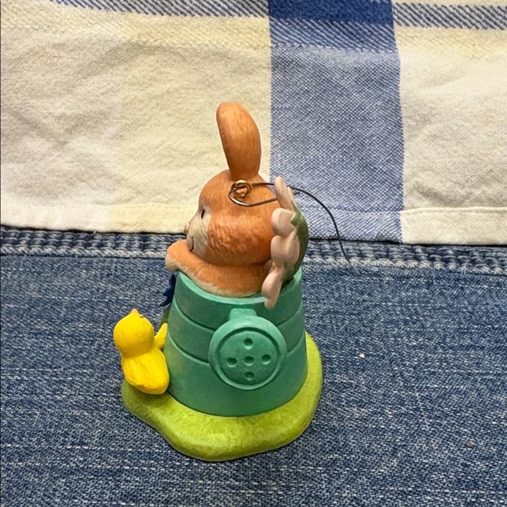 2013 A Spring Surprise Hallmark Keepsake Christmas ornament - Picture 3 of 13